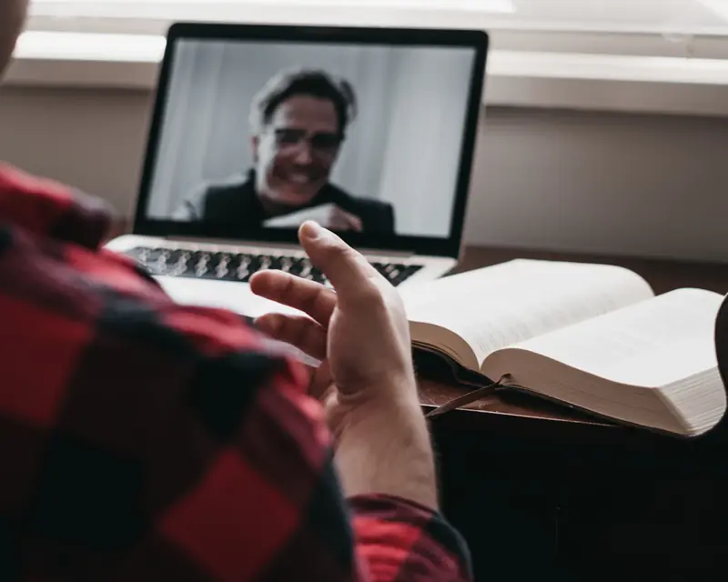 Lekcja online na ekranie laptopa